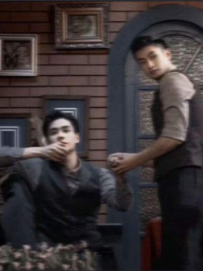 民国奇探
“乔楚生，你乱世逢生了吗？”
“路垚 ，你长命百岁了吗？”
“他胆子小，我得护着他”
“他脾气冲，我得拦着他”