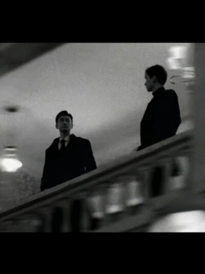 民国奇探
“乔楚生，你乱世逢生了吗？”
“路垚 ，你长命百岁了吗？”
“他胆子小，我得护着他”
“他脾气冲，我得拦着他”