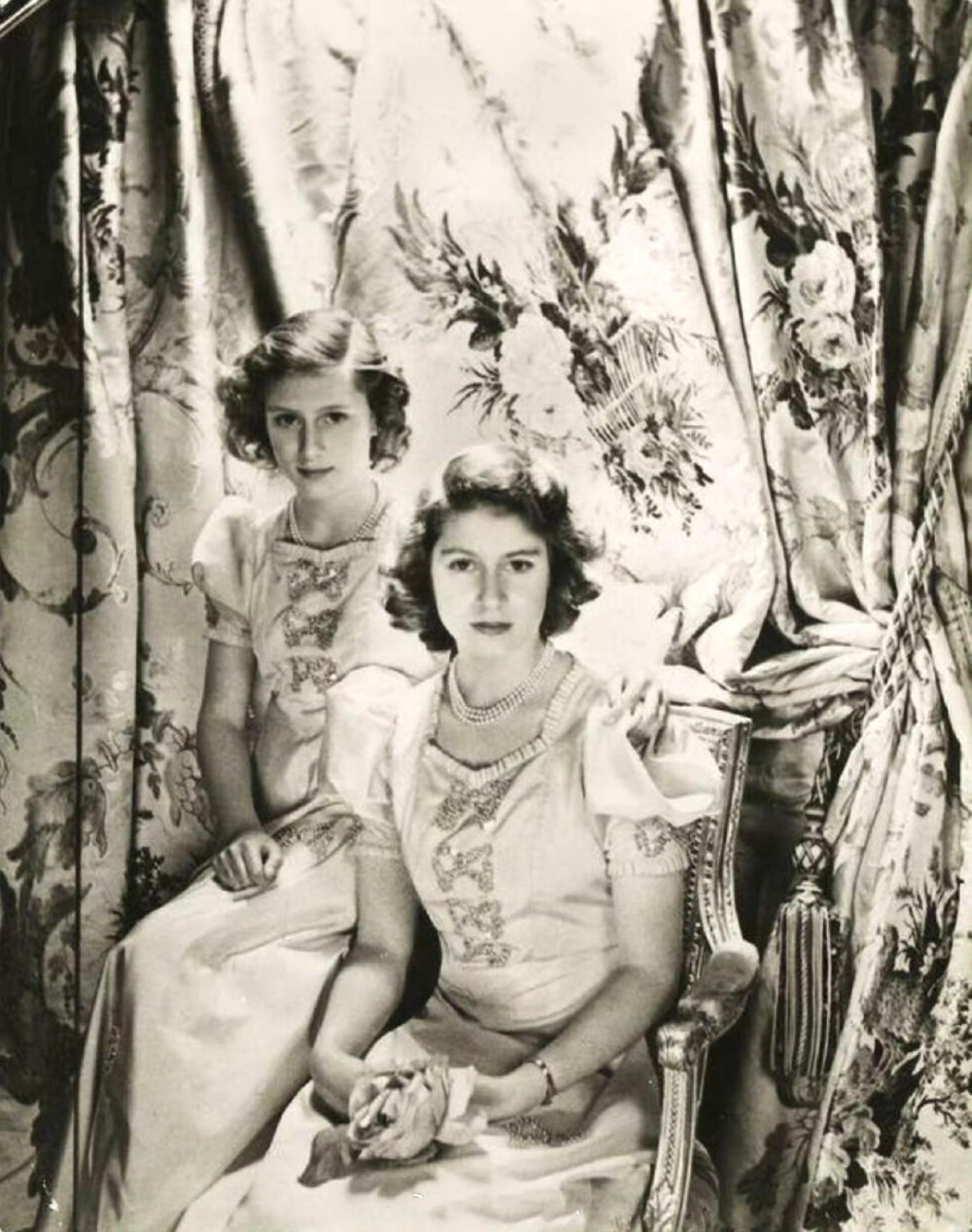 1942年，伊丽莎白公主和玛格丽特公主在白金汉宫，摄影师是Cecil Beaton。 ​​​