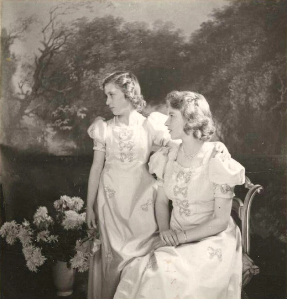 1942年，伊丽莎白公主和玛格丽特公主在白金汉宫，摄影师是Cecil Beaton。 ​​​