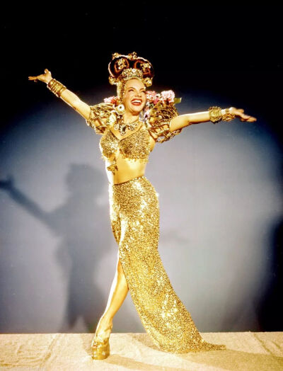 卡门·米兰达
Carmen Miranda
原名Maria do Carmo Miranda da Cunha
（1909.02.09－1955.08.05）
生于葡萄牙波尔图，逝于洛杉矶比弗利山
葡萄牙－巴西双重国籍
