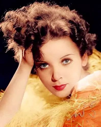 艾达
Ida Lupino
生于伦敦
五十年代好莱坞
唯一女导演
//
//
卢皮诺
1918.02.04－1995.08.03
逝于洛杉矶
英美双重国籍
