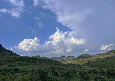 
中国凉都-六盘水
野玉海景区
山高路远，看风景，也找自己
见人间，眼无是非
望山涧，心旷神怡
趁兴而行，或南或北