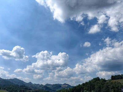 
中国凉都-六盘水
野玉海景区
山高路远，看风景，也找自己
见人间，眼无是非
望山涧，心旷神怡
趁兴而行，或南或北