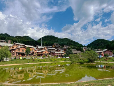 
中国凉都-六盘水
野玉海景区
山高路远，看风景，也找自己
见人间，眼无是非
望山涧，心旷神怡
趁兴而行，或南或北