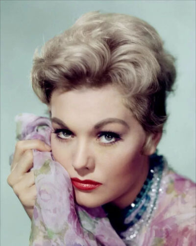 金·诺瓦克Kim Novak
港译金露华
原名Marilyn Pauline Novak
（1933.02.13－ ）
生于美国芝加哥
