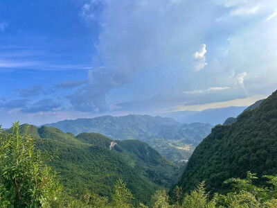 
中国凉都-六盘水
野玉海景区
山高路远，看风景，也找自己
见人间，眼无是非
望山涧，心旷神怡
趁兴而行，或南或北