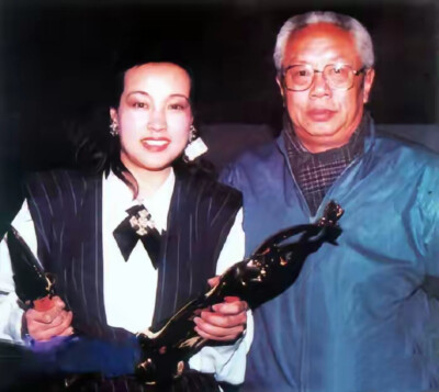 1987年刘晓庆凭《芙蓉镇》获金鸡、百花双料影后，和北影厂厂长胡其明合影。