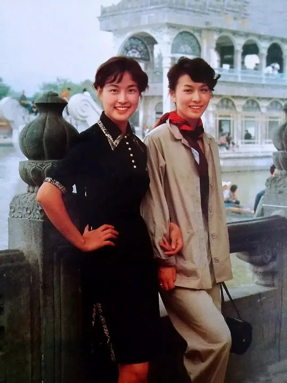 劉曉慶和日本女星栗原小卷在1979年的合影，各有千秋的兩位美女，一個美的驚艷、一個美的含蓄