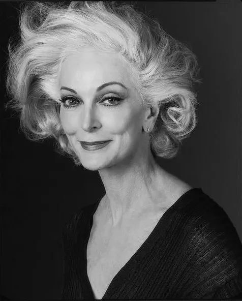 Carmen Dell Orefice 入行70年
是超模舞台活跃最久的模特了
80 多岁如今仍是各大牌的宠儿
