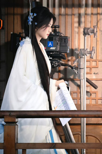 cr·无人及你丨卢昱晓