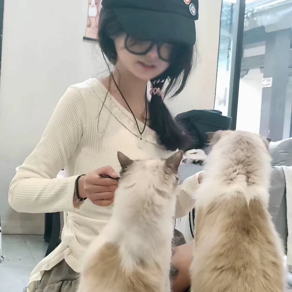 执着太久的东西或许本身就没有意义 #抱猫女头 #至少还有你