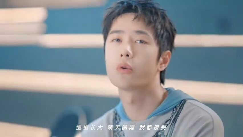 2024.8.20王一博奔跑吧少年主题曲《天高海阔》
【#奔跑吧少年主题曲天高海阔#】“天高海阔，未来是我，摔倒爬起不惧痛哭过。满天星光，为我闪烁，照亮了未来的我！”运动，带给我们快乐，也教会我们坚持与突破。@UNIQ-王一博 用一首《天高海阔》，唱出少年激昂的力量↓↓跟着这首歌，动起来吧！#王一博新歌满满运动的快乐#