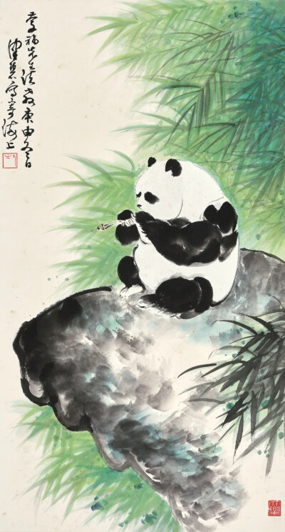 大熊猫，这一珍稀的国宝，以其憨态可掬的模样和温和的性情，深受世人的喜爱。而当它跃然于水墨画的宣纸之上时，更是展现出了一种别样的神韵。