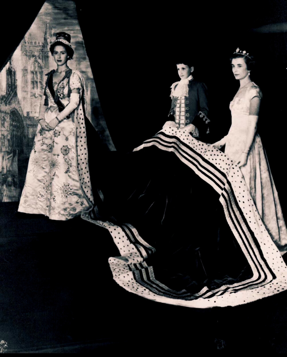  The Queen's mother, Queen Elizabeth, and her youngest daughter, Princess Margaret, in 1953. ​​​