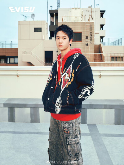 EVISU：
热血集结，玩肆碰撞
一起感受街区的潮流脉搏
#EVISU# 全球代言人@UNIQ-王一博
身穿全新秋冬系列登陆黄金街区
承袭经典，再造新生
解锁创意丹宁新风潮
#EVISU黄金街区集结# #王一博同款# ​