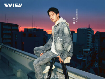 EVISU：
热血集结，玩肆碰撞
一起感受街区的潮流脉搏
#EVISU# 全球代言人@UNIQ-王一博
身穿全新秋冬系列登陆黄金街区
承袭经典，再造新生
解锁创意丹宁新风潮
#EVISU黄金街区集结# #王一博同款# ​