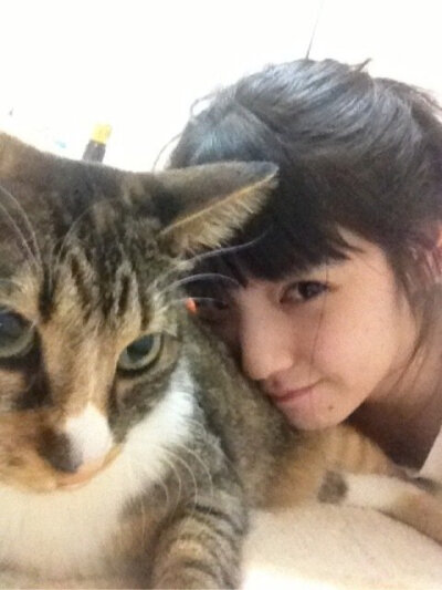 其实我仍被困在那场雨里 仓促的开始和结束 我的头发到如今依旧湿漉漉