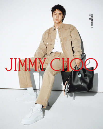 小象王国：
Jimmy Choo在品牌官方微博、instagram、IG Story、X（原Twitter）、Facebook、小红书、抖音和公众号等国内外全网社交媒体平台同步正式宣布演员、歌手王一博担任全球品牌代言人，他也是品牌签下的首位男性…