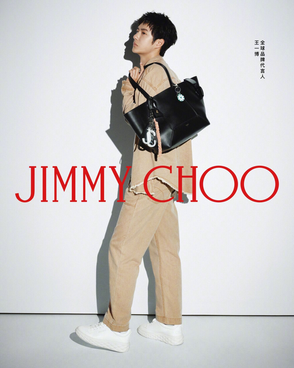 小象王国：
Jimmy Choo在品牌官方微博、instagram、IG Story、X（原Twitter）、Facebook、小红书、抖音和公众号等国内外全网社交媒体平台同步正式宣布演员、歌手王一博担任全球品牌代言人，他也是品牌签下的首位男性全球代言人～
#JimmyChoo全球品牌代言人王一博# ​​​