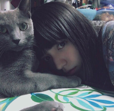 其实我仍被困在那场雨里 仓促的开始和结束 我的头发到如今依旧湿漉漉