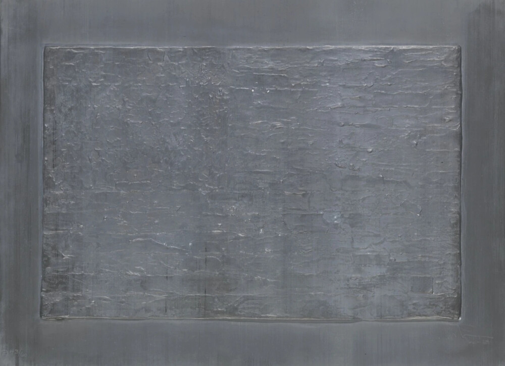 贾斯珀·约翰斯
Jasper Johns
贾斯珀·约翰斯（Jasper Johns）被誉为美国最伟大的当代艺术家之一，他对图像的处理，物体和符号的占有力极强，如他的标志性旗帜，使平常熟悉的事物变得陌生。从他在雕塑中的创新到其在绘画中对拼贴的使用等，重点呈现贾斯珀·约翰斯职业生涯中的各种重要风格。
