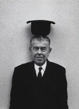 勒内·马格里特
René Magritte
1898年—1967年
比利时超现实主义画家
作品中带有些许诙谐以及许多引人审思的符号语言而闻名，并且影响今日许多插画风格
