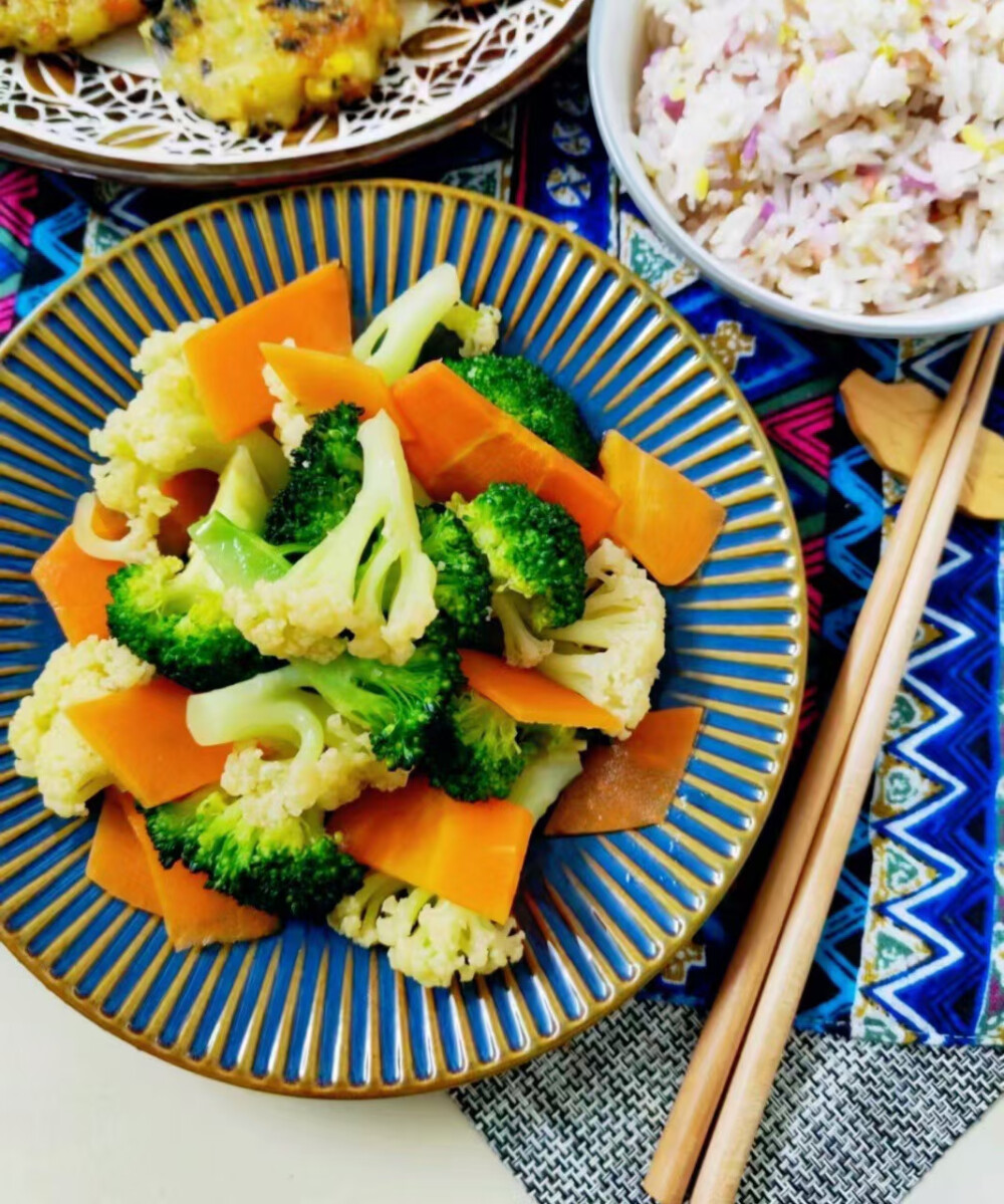 每日一素：
学做各种各样的素✨食，第一为了自己身体健康，营养均衡，第二做出健康漂亮的素✨食能感染到周围的朋友参与吃✨素，多一盘素✨菜就会少一盘荤菜，环保地球！让世界变的更加美好！
双色菜花
食材：绣花菜，西兰花，红萝卜，姜，植物油，酱油，糖，盐；
做法:
1、两种菜花剪小朵洗干净，红萝卜去皮切片，姜切片；
2、热锅少许油，爆香姜，倒入适量热开水和调味料，下入两种菜花和胡萝卜灼熟即成。