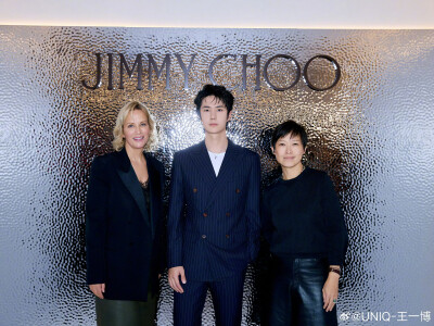 一博更博：
融合艺术与匠心，重塑千禧精神。很高兴在#JimmyChoo#2025春夏系列米兰发布会现场，与创意总监Sandra Choi和全球总裁Hannah Colman一同感受@Jimmy-Choo 的超凡魅力。 ​​​