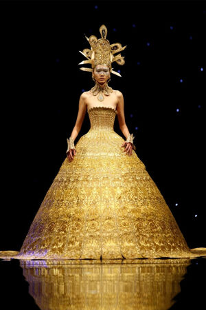 Guo Pei 2006年“轮回”秀场压轴款礼服“大金”