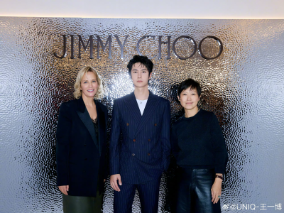 王一博 微博
融合艺术与匠心，重塑千禧精神。很高兴在#JimmyChoo#2025春夏系列米兰发布会现场，与创意总监Sandra Choi和全球总裁Hannah Colman一同感受@Jimmy-Choo 的超凡魅力。 ​​​