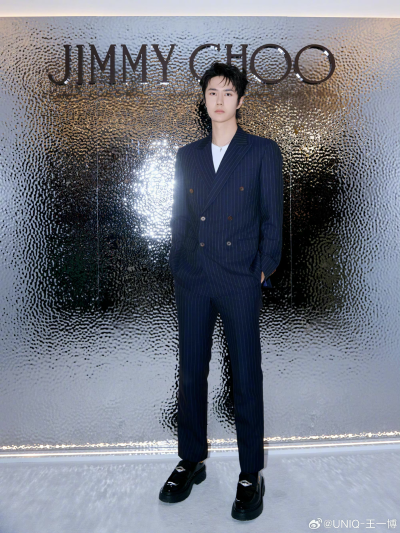 王一博 微博
融合艺术与匠心，重塑千禧精神。很高兴在#JimmyChoo#2025春夏系列米兰发布会现场，与创意总监Sandra Choi和全球总裁Hannah Colman一同感受@Jimmy-Choo 的超凡魅力。 ​​​