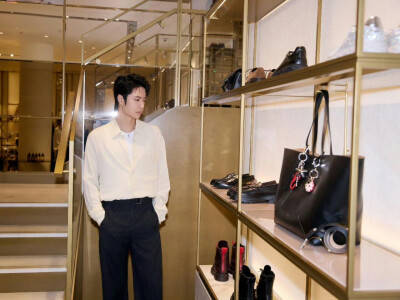 240921?@Jimmy-Choo?小红书更新：
CHOOSTYLE｜王一博带你探店
全球品牌代言人王一博置身Jimmy?Choo米兰精品店的美学空间，浏览各式单品。
他穿着的橡木色Marlow莫卡辛鞋，与衬衫颜色相呼应；绒面皮革质地，舒适柔软…