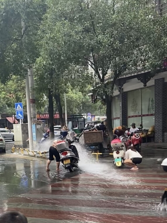 23:48
州庆结束～不顺的事情也要结束呀！
水管爆了～小城松弛感是俩姐给的/