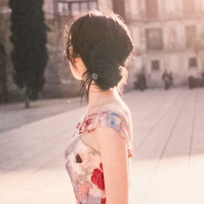 在这个为你铸造的乌托邦里 同样也嘈杂着许多谎言