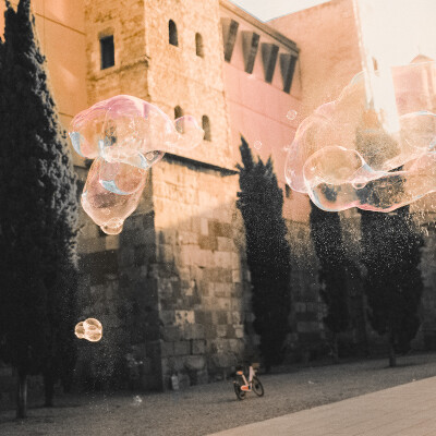 在这个为你铸造的乌托邦里 同样也嘈杂着许多谎言