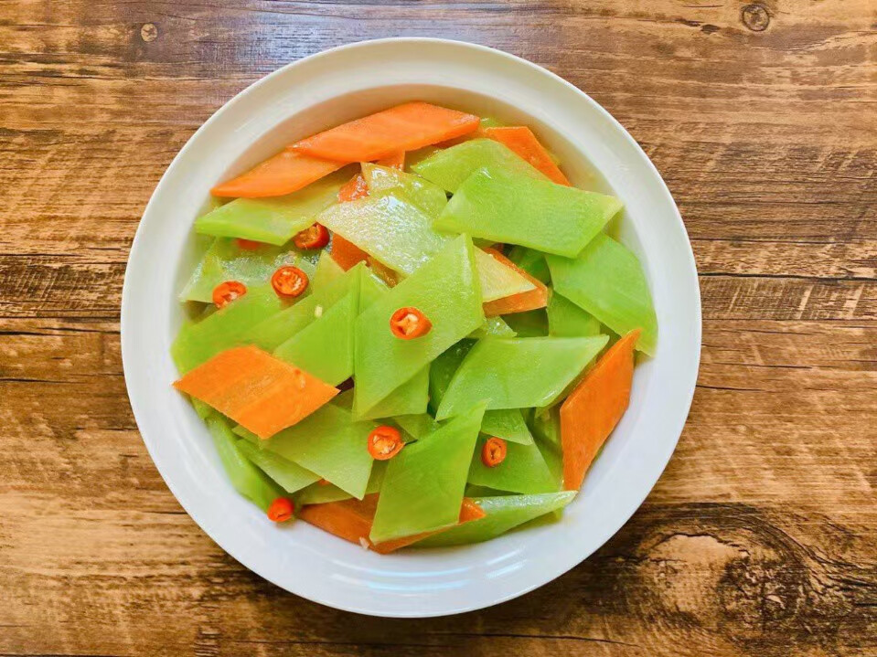 每日一素：
学做各种各样的素✨食，第一为了自己身体健康，营养均衡，第二做出健康漂亮的素✨食能感染到周围的朋友参与吃✨素，多一盘素✨菜就会少一盘荤菜，环保地球！让世界变的更加美好！
清炒莴苣片
食材: 莴笋 1根，辣椒，胡萝卜 ，香，姜，盐，植物油
做法:
1、莴苣和胡萝卜去皮切菱形片，辣椒切丝，姜切末；
2、热锅倒油，爆香姜末，倒入莴苣片和胡萝卜片翻炒均匀至断生；
3、加入辣椒、盐、香油，快速翻炒均匀出锅即可。
​