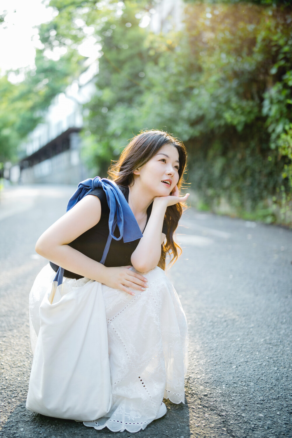 你来看我，我很高兴
摄影：洪小漩
出镜：娜娜
娜娜来见我前，专门去化了妆。
但是，她对我提的第一个要求却是：快帮我把妆发恢复。
化妆师给她做了一个时下流行的网红妆造，娜娜不习惯，待我将发卡一一褪去，她总算长舒一口气。
娜娜的妆造做了个寂寞，不过对我来说没有差别，因为我觉得她不论化不化妆，都挺好看。
和毛毛一起，带着娜娜逛馒头山，那日阳光真好，打在后脑勺，发丝都在发光。
我们聊聊一年不见后各自的近况，琐碎，仿佛上次见面就在上周末那样。
下次，我也想去她的城市，让她带我逛呢。