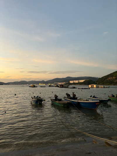 一场临时起意的出行，沿着海岸线一路前行，终于在日落时分到达目的地。椰林树影，清爽甘椰，天色渐晚渐浓，坐岸边看着日落慢慢落下，此刻，连同焦躁的心的也被它带走啦～