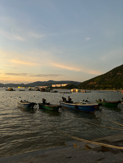 一场临时起意的出行，沿着海岸线一路前行，终于在日落时分到达目的地。椰林树影，清爽甘椰，天色渐晚渐浓，坐岸边看着日落慢慢落下，此刻，连同焦躁的心的也被它带走啦～