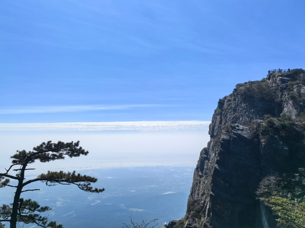 在五老峰
想起老大叫我别给风吹走了…
今天快被吹走了