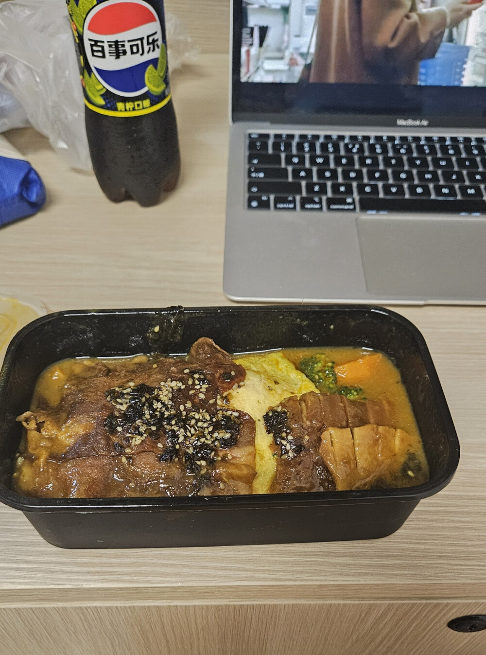 九月的主题是聚餐、蛋包饭和独自生活