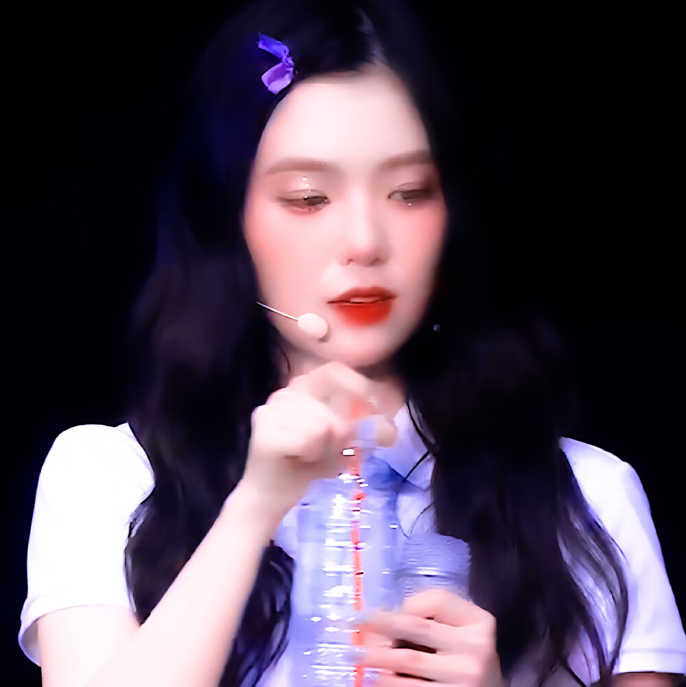  裴珠泫Irene* “我关掉月亮，你甚至更明朗.”