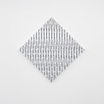 弗朗索瓦·莫雷利特（Francois Morellet）是法国当代画家、雕塑家和灯光艺术家。他的早期作品预示了极简艺术和观念艺术，在几何 抽象艺术的发展中发挥了重要作用。