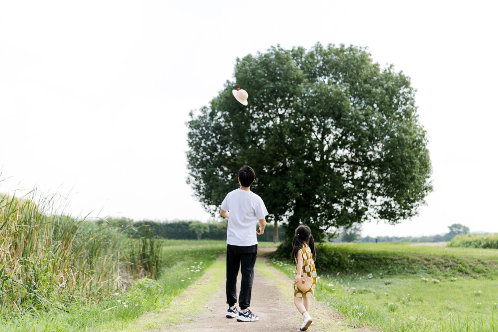 喜欢良渚的树
摄影：洪小漩
出镜：菲比
仅有一天的周末，将许久前就计划好的良渚之行安排上。
在等待朋友的时间段，我们乘坐观光车先到了莫角山，去寻那棵我很喜欢的树。
不知道什么时候开始，这棵树变成了网红树。甚至，需要排队才能拍到全景。
按了不多时的快门，就调转方向，瞄准了对面的另一棵，树前一条几十米的小道，也很好看。
今年菲比生日前太过匆忙，没有拍过纪念照，迟到一周，弥补遗憾也不妨事。
