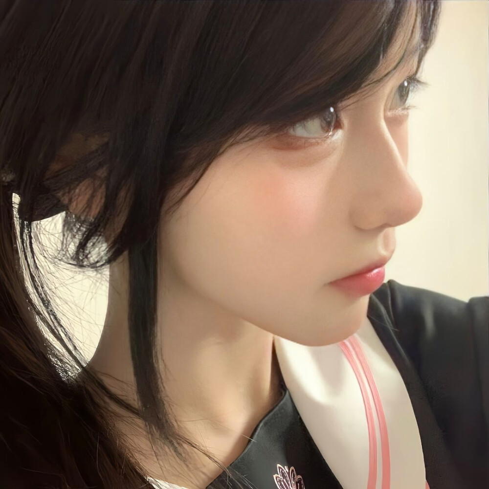 “黄昏美的不像话 我们站在山顶开花”