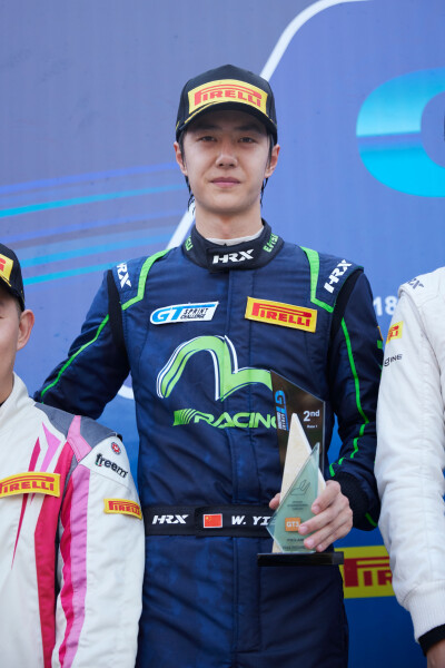 YIBO-OFFICIAL：
#王一博gt3赛车亚军#
争分夺秒，竞速飞驰，热血酣畅，恭喜85号赛车手@UNIQ-王一博 在「2024GTSC系列赛珠海站」正赛中夺得亚军！