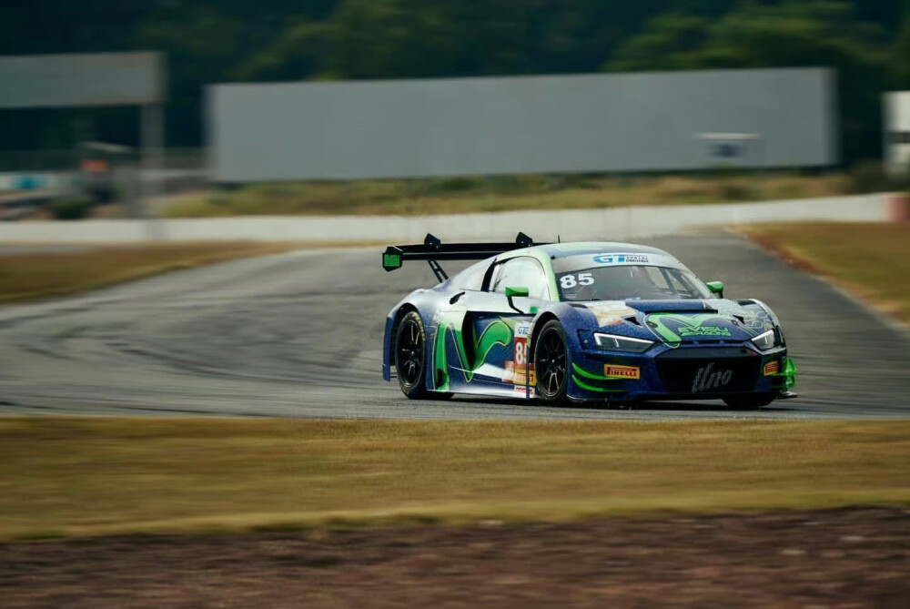 241020 @UNIQ-王一博 IG更新：
「Very lucky and perfect GT3 debut. Thanks to @evisu1991 @evisuracing @david.pun @adderly_f @unoracingteam for being such a loving team. Looking forward to a brighter future.」 ​​​