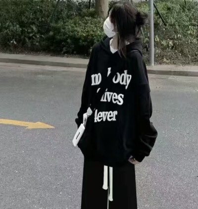 黑色系的头像，不跟随爱去走