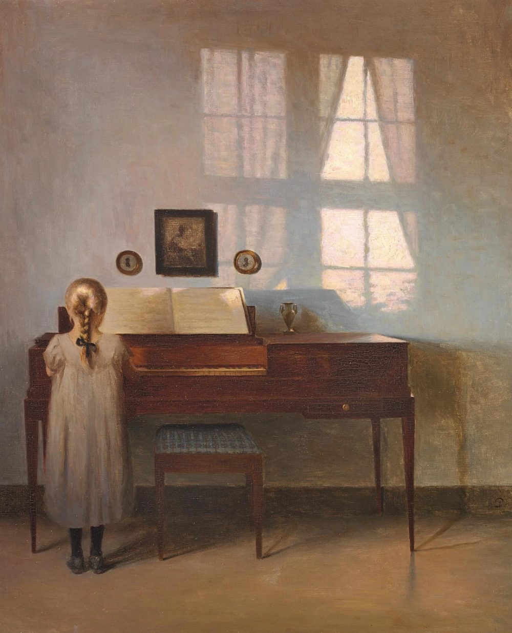 Peter Ilsted：傍晚的太阳，钢琴旁的少女，1901年